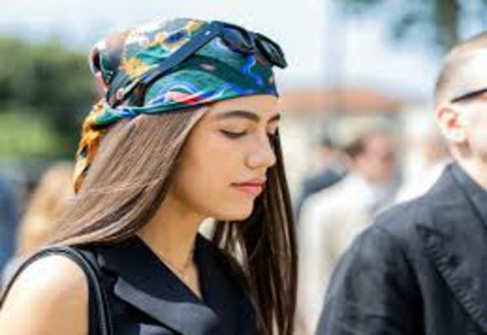 Accesoriu la modă: cum să porți eșarfa cu imprimeu vara aceasta?