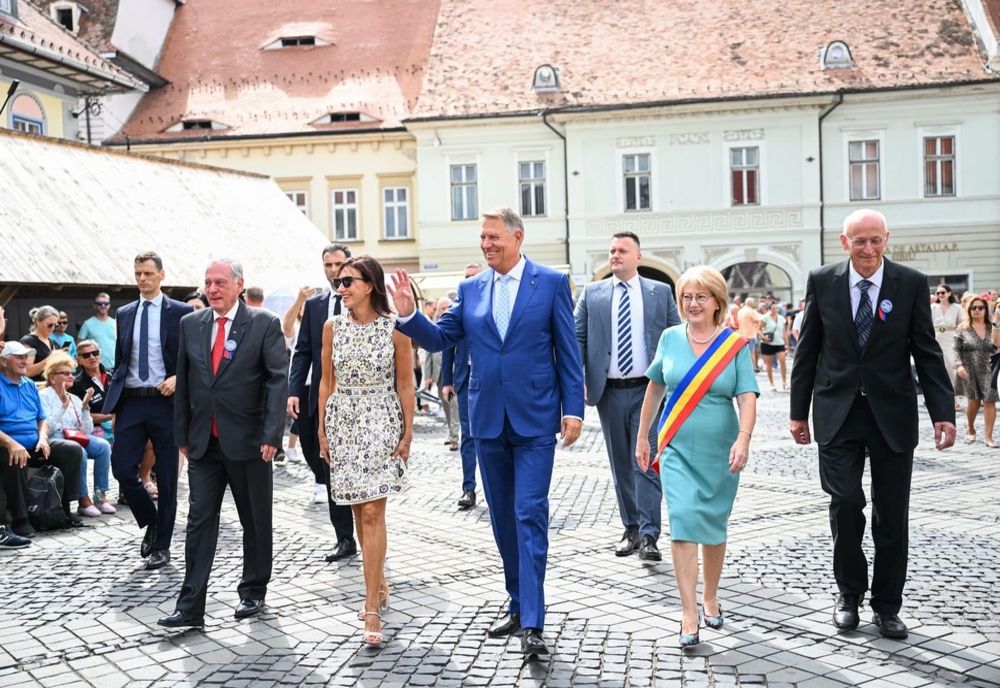 PREȚUL URIAȘ AL ROCHIEI PURTATE DE CARMEN IOHANNIS LA UN EVENIMENT, ÎN SIBIU
