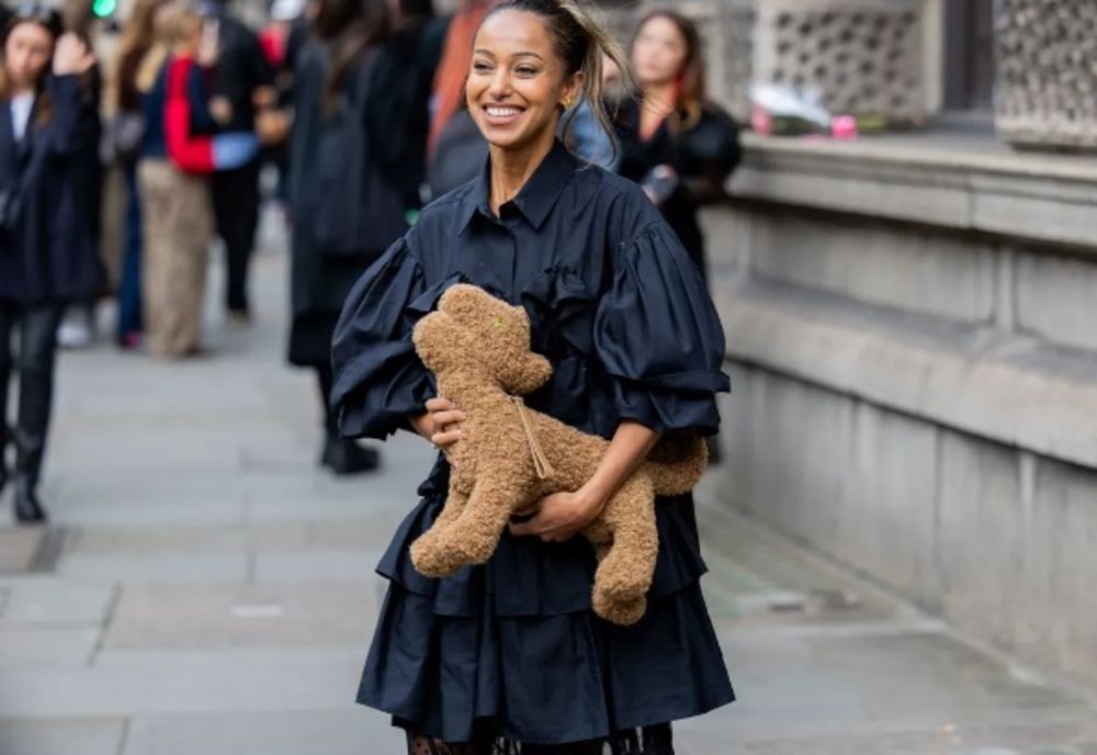 TOAMNA ACEASTA, JUCĂRIILE DE PLUȘ ATÂRNĂ LA BRAȚ