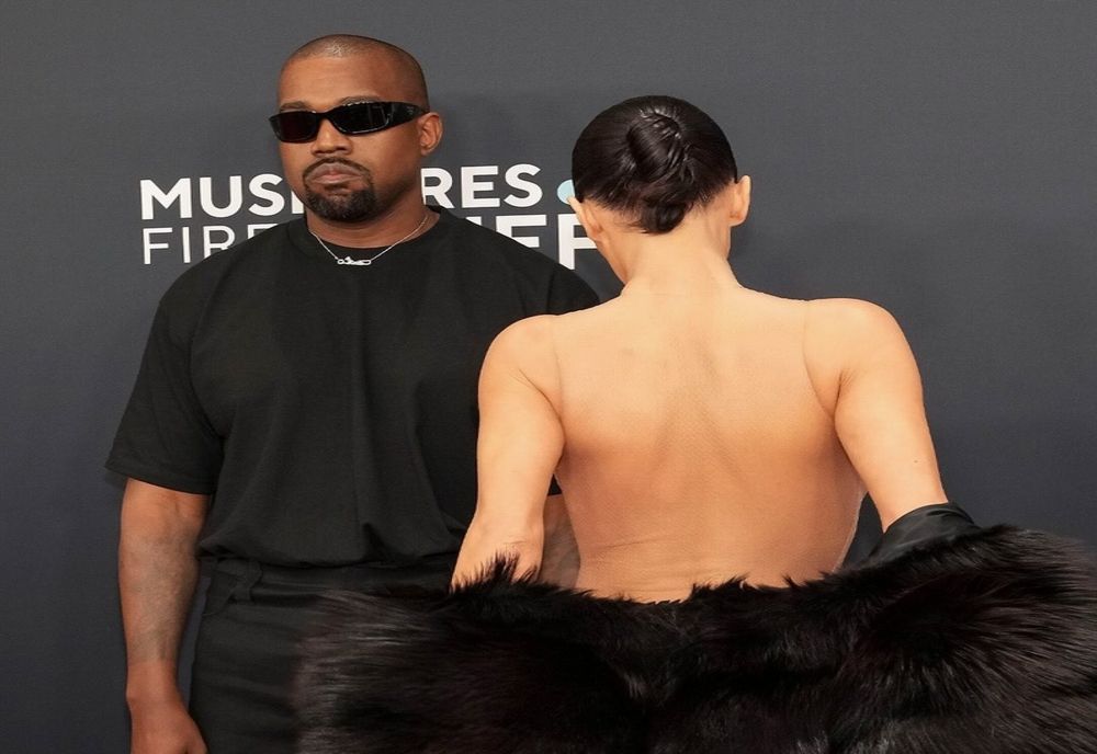 Kanye West și-a adus soția dezbrăcată pe covorul roșu dela Premiile Grammy 2025. Au fost dați afară de la gală