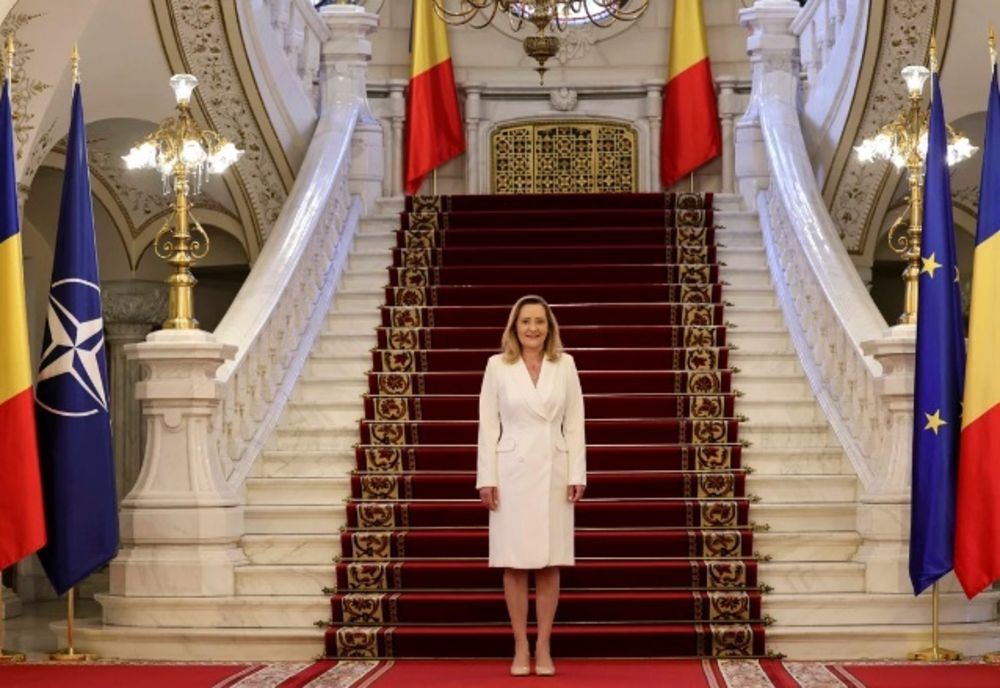 Cât costă rochia albă purtată de Elena Lasconi la dezbaterea electorală