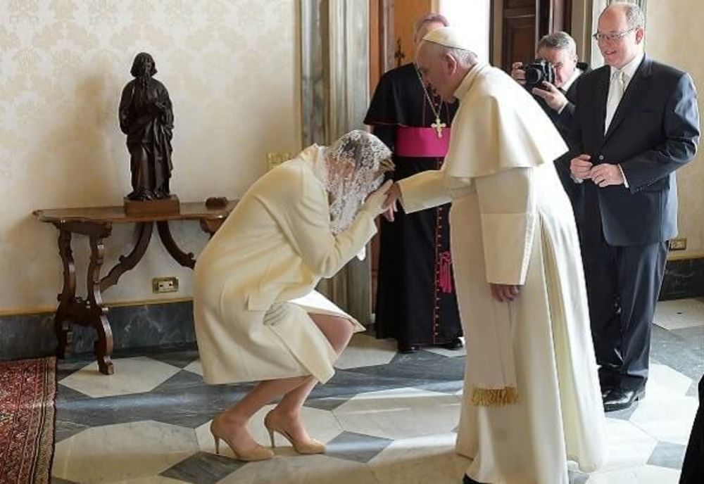 Femeile care au dreptul să poarte alb în fața Papei