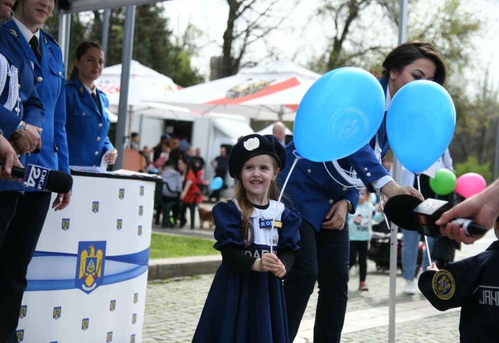 Ziua porţilor deschise pentru Jandarmeria Capitalei, la Palatul Cotroceni