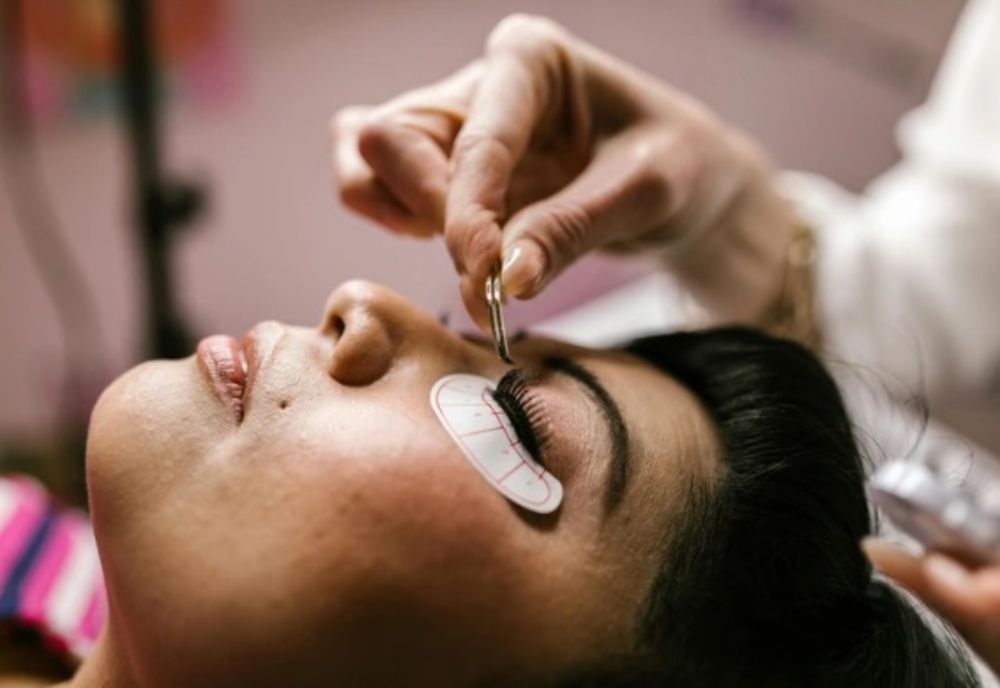 5 PRACTICI DE FRUMUSEȚE NEOBIȘNUITE DIN TRECUT CARE SUNT DIN NOU ÎN TENDINȚE