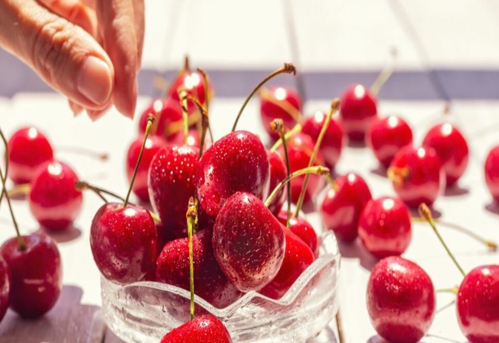 NU ARUNCA LA GUNOI CODIȚELE CIREȘELOR: BENEFICIILOR LOR TE VOR SURPRINDE