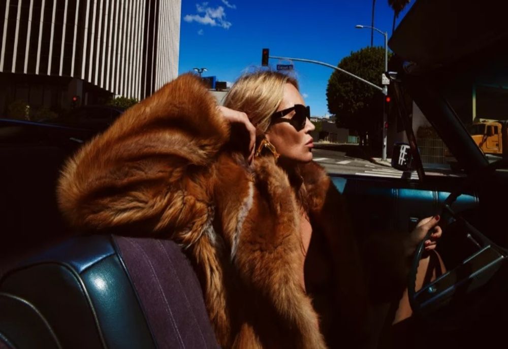 KATE MOSS STRĂLUCEȘTE ÎN CAMPANIA DE TOAMNĂ SAINT LAURENT