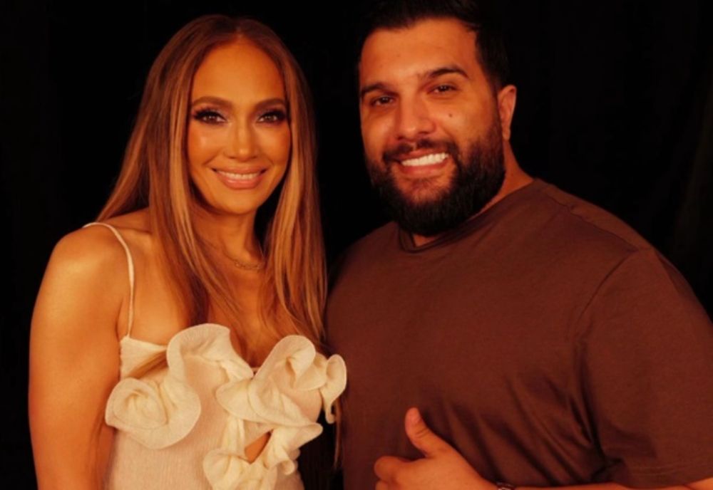 VAL DE COMENTARII ACIDE PE REȚELELE DE SOCIALIZARE DUPĂ CE TZANCĂ URAGANU S-A FOTOGRAFIAT CU JENNIFER LOPEZ
