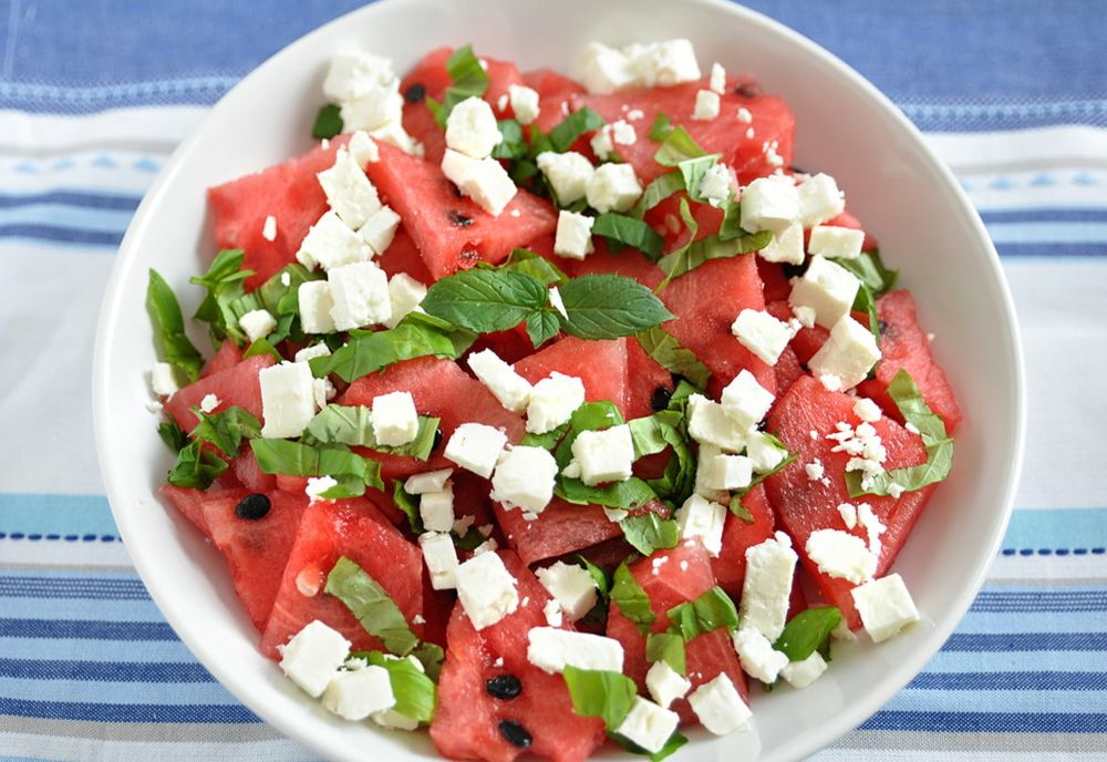 REȚETA VEDETĂ A VERII: SALATĂ RĂCORITOARE CU PEPENE ȘI FETA