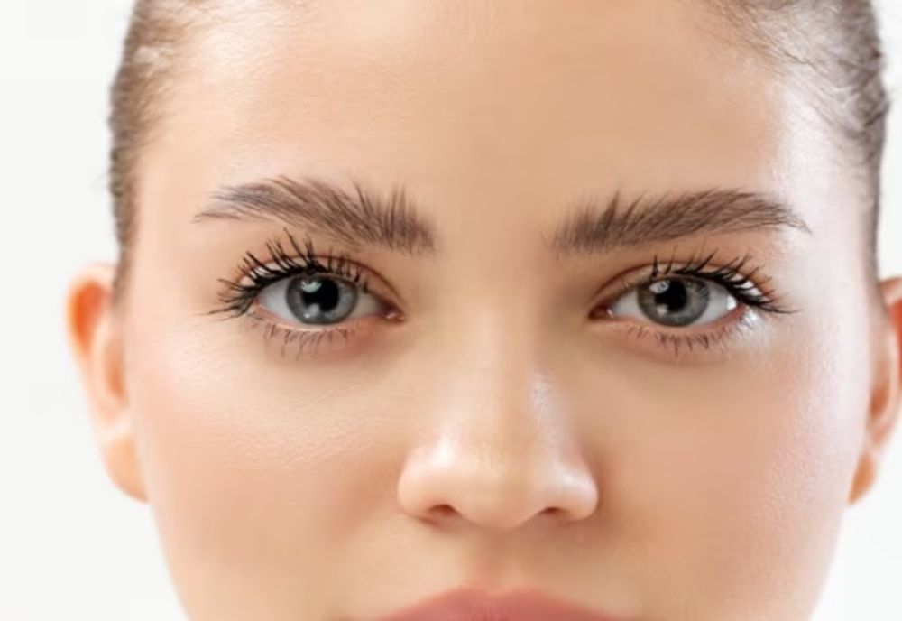 TE-AI SĂTURAT DE REZIDUURILE ALBE DE LA GELUL DE SPRÂNCENE? IATĂ CAUZELE ȘI SOLUȚIILE PENTRU A LE REMEDIA!