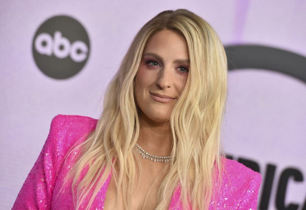 MEGHAN TRAINOR ȘOCHEAZĂ FANII CU O TRANSFORMARE NEAȘTEPTATĂ. A FOST CONFUNDATĂ CU PARIS HILTON