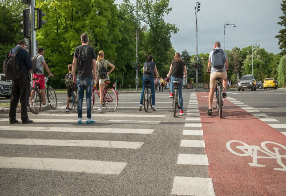 REGULA DE BAZĂ DE CARE SĂ ȚII CONT CA SĂ TRAVERSEZI STRADA ÎN SIGURANȚĂ