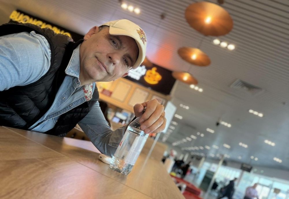 CÂT A PLĂTIT DAN NEGRU PENTRU O STICLĂ DE APĂ ÎN AEROPORT. „ÎN ROMÂNIA, APA POTABILĂ A DEVENIT UN LUX”