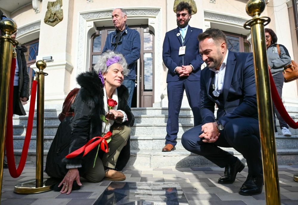 ACTRIȚA MAIA MORGENSTERN A PRIMIT PRIMA STEA PE ALEEA PERSONALITĂȚILOR DIN FAȚA TEATRULUI TINERETULUI DIN PIATRA NEAMȚ