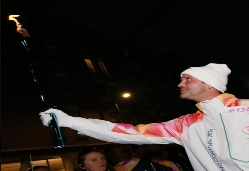 Cristian Chivu a purtat torţa olimpică la Milano - VIDEO