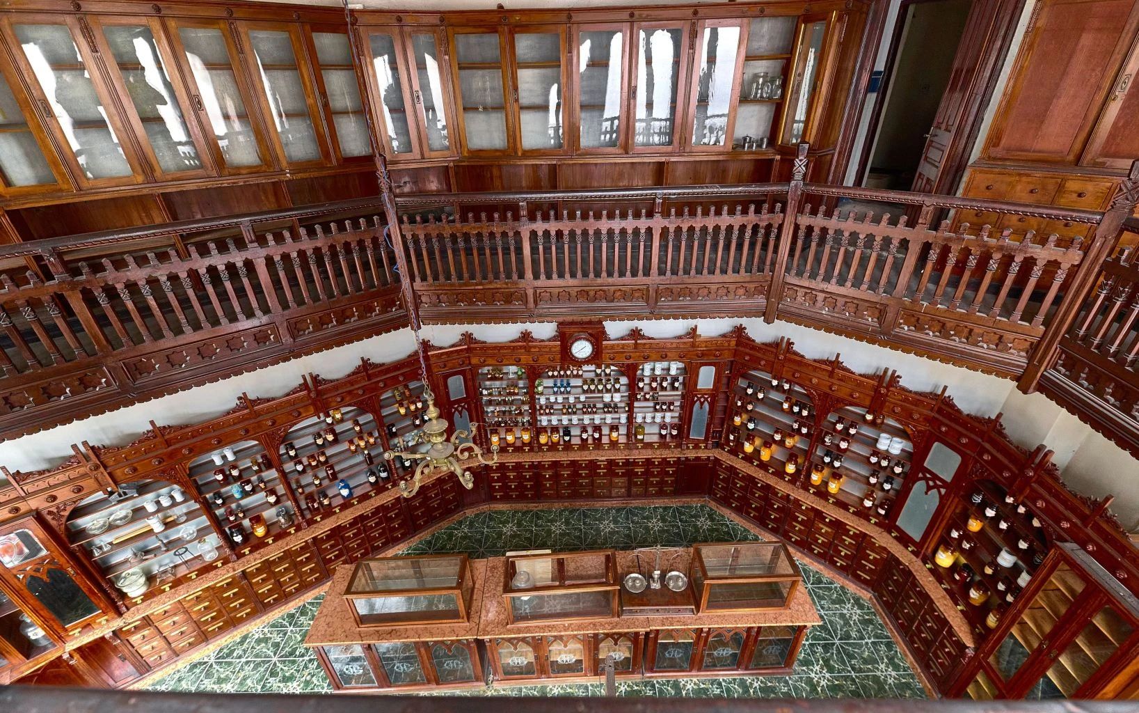 Farmacia a fost înființată în 1925 de Gheorghe Hotăranu