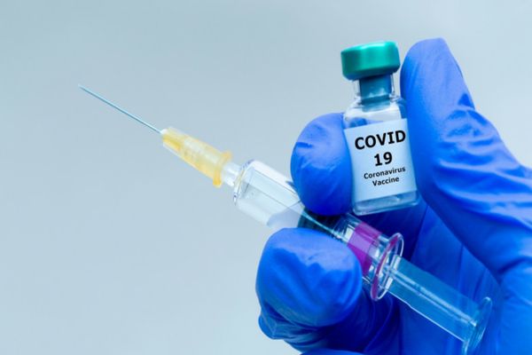 Vaccinare obligatorie pentru lucrătorii din domeniul sănătății în Anglia