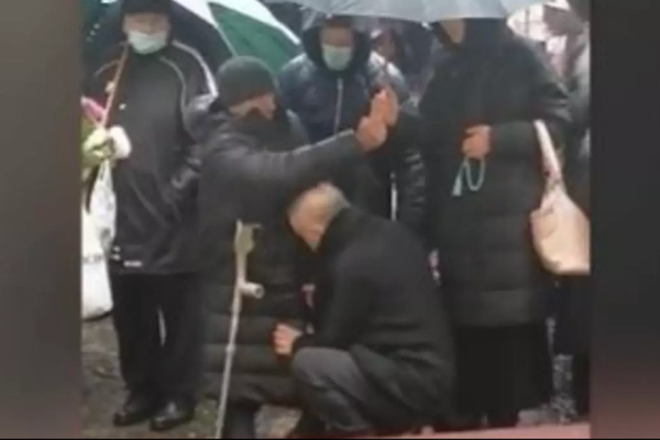 VIDEO - Gigi Becali gest impresionant. Și-a dat haina unui om nevoiaș, chiar la o slujbă