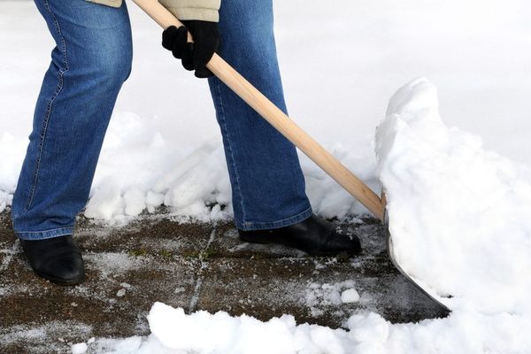 De ce curățarea zăpezii din dreptul casei este o activitate riscantă pentru inima ta