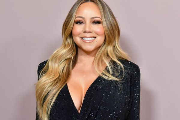 Mariah Carey a purtat o rochie specială de Crăciun! A avut nevoie de 6 bărbați să-i care trena pe scări