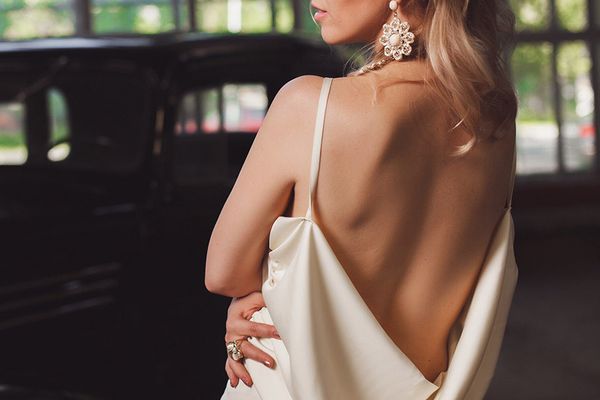 Ce sutien să alegi când porți ținute cu spatele gol