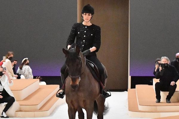 Chanel Fashion Show | Charlotte Casiraghi a deschis călare prezentarea colecţiei haute couture