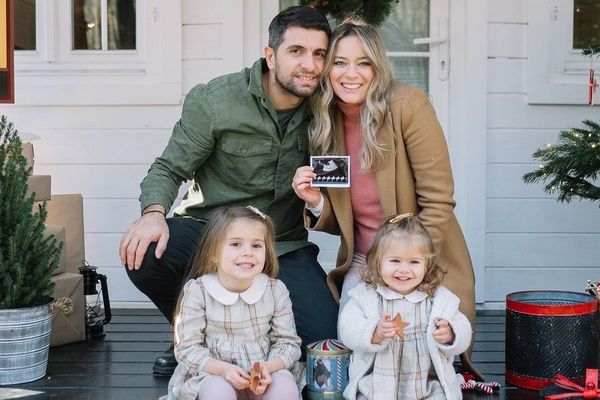 Graviduța Laura Cosoi a pozat goală pe plaja din Thailanda