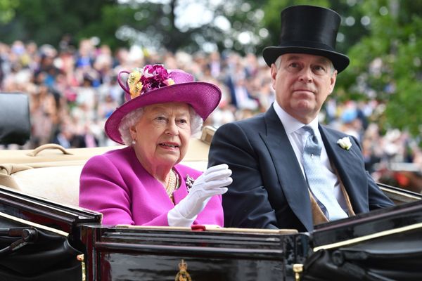 Prințul Andrew pierde distincțiile militare și titlul de Alteță Regală