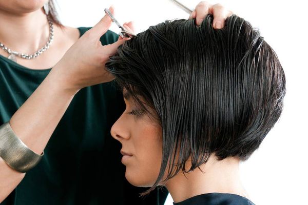 Cât de des ai nevoie de o tunsoare pentru un aspect perfect, în funcție de tipul tău de păr