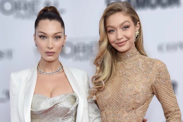 Surorile Gigi și Bella Hadid, goale într-o campanie Versace