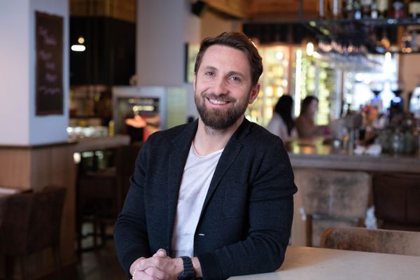 Dani Oțil a vândut garsoniera în care s-a iubit cu Mihaela Rădulescu. Cât a obținut pe ea