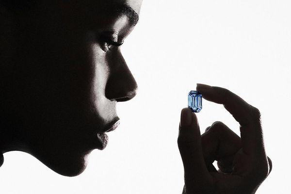Cât valorează cel mai mare diamant albastru scos vreodată la licitație