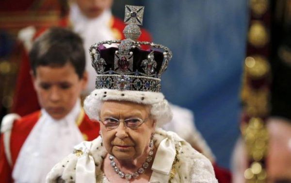 Blestemul diamantului pe care îl poartă regina Elisabeta a II-a pe cap
