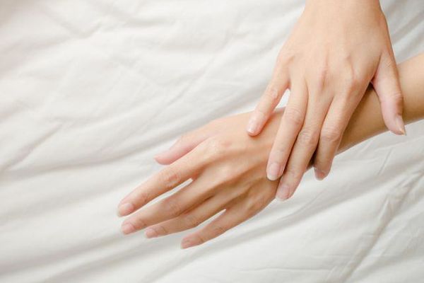 13 probleme de sănătate, pe care ni le dezvăluie forma semilunii de pe unghii