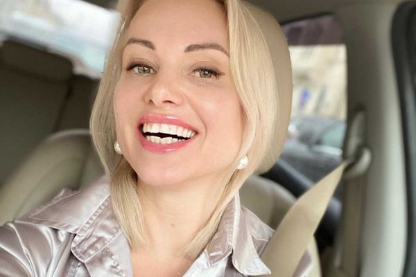 Marina Ovsiannikova, ziarista din Rusia care l-a sfidat pe Putin în direct la tv