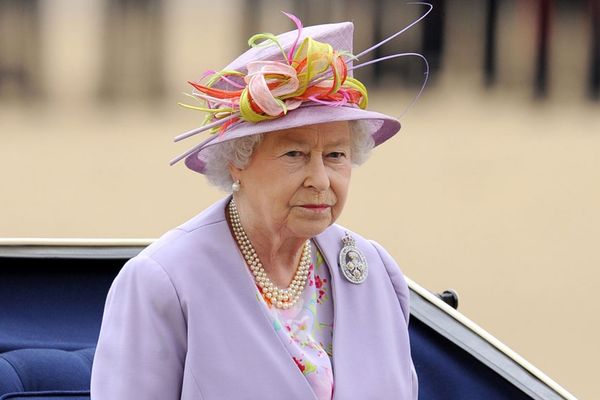 Ce probleme de sănătate are Regina Elisabeta a II-a? Se deplasează în scaun cu rotile