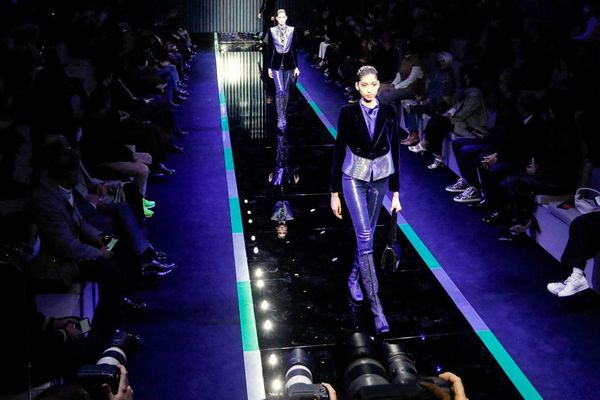 Armani aduce un omagiu Ucrainei: spectacol tăcut la Milano