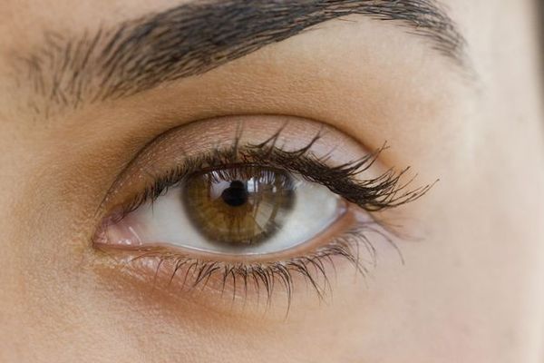 „Gene plutitoare”: noua tendință de machiaj care promovează naturalețea