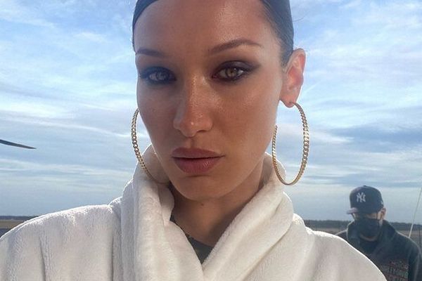 Bella Hadid dezvăluie un nou mod de a purta coada de cal