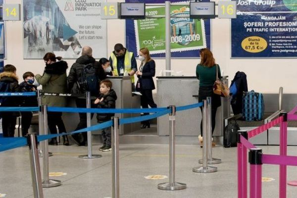 Aeroportul din România unde pasagerii nu mai trebuie să scoată lichidele şi electronicele din bagajul de mână