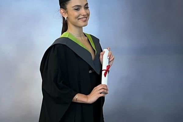 Alexia Eram, absolventa unei prestigioase facultăți din Anglia