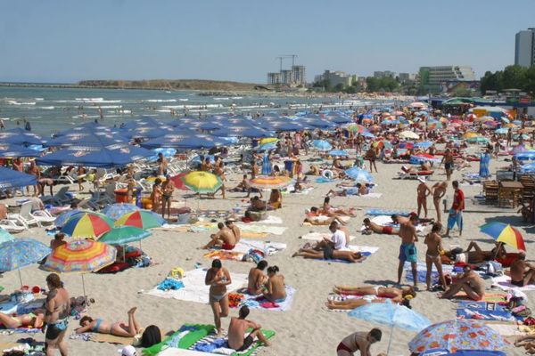 Cât costă un loc de cearșaf pe litoral. Turiștii au crezut că este o glumă