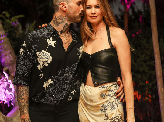 Adam Levine, acuzat că și-a înșelat soția însărcinată cu un model de 23 de ani