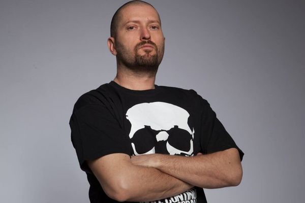 Cum își tratează Cheloo iubita atunci când nu îl vede nimeni