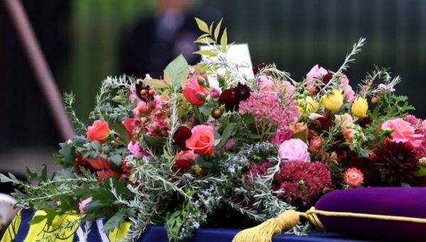 Ce scrie pe biletul așezat între florile de pe sicriul Reginei Elisabeta a II-a, mesaj semnat de regele Charles al III-lea