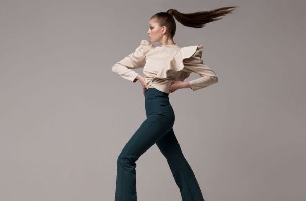 Haine la modă care pun în valoare o siluetă în formă de V