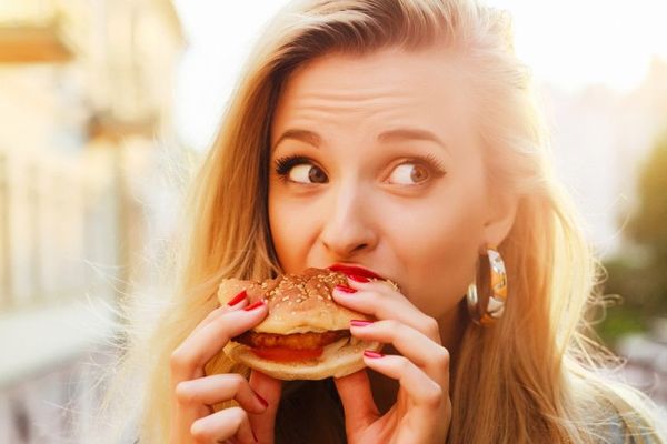 Iată de ce ar trebui să mănânci cu gura deschisă, conform acestui studiu