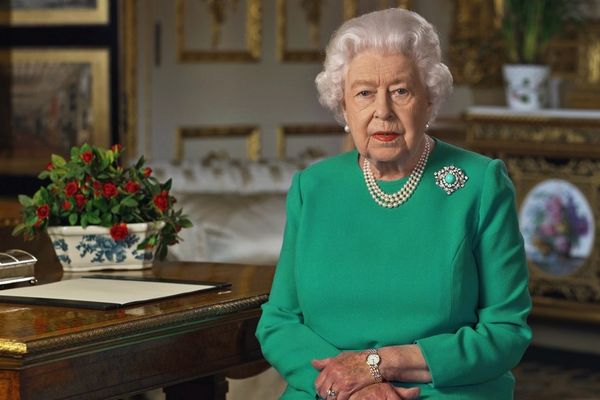 Regina Elisabeta a II-a îi îngrijorează pe internauți din cauza unui detaliu ciudat de pe mâna ei – FOTO