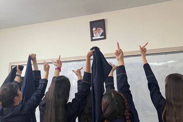 Degetul mijlociu pentru libertate | Un nou simbol al protestelor din Iran – FOTO/VIDEO