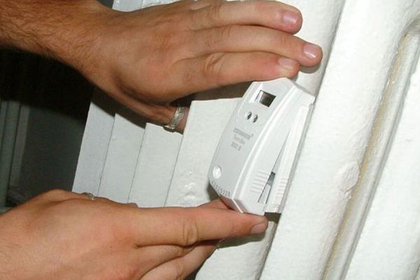 Românii care stau la bloc, obligați să-și schimbe repartitoarele