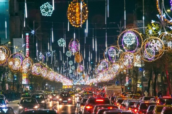 Când se aprind luminiţele în Bucureşti în 2022